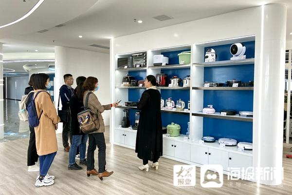 企叮咚集团党支部书记、副总裁孙千惠向媒体记者介绍公司业务情况